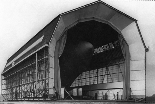 Ein schwarz-weiß Foto der ehemaligen Zeppelinhalle, die Anfang des 20. Jahrhunderts auf dem Flugfeld Biesenhorst stand.